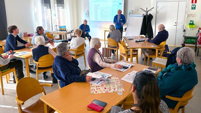 Varje onsdag är det IT-kurs för 70-plussare på Furulunds Seniorträff i syfte att öka den digitala kunskapen och minska det digitala utanförskapet bland just seniorer.