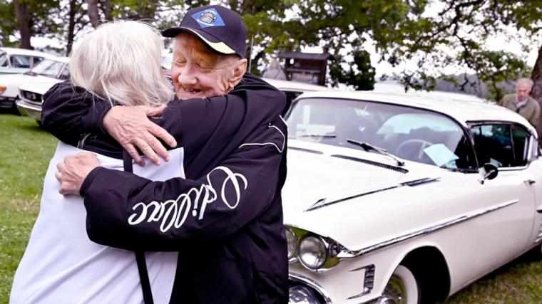 Det var inte vilken veteranbilsträff som helst i Gräfsnäs denna torsdag den 7 augusti. Inte minst var det Arne Olofssons 85-årsdag. I vanlig ordning visade han upp sin Cadillac Coupé Deville från 1958. Kramar och uppmärksamhet fick både han och bilen självklart på köpet, med all rätt.