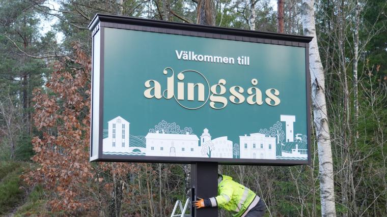 Den 20 december förra året monterades tre analoga välkomstskyltar upp vid infarterna till Alingsås.