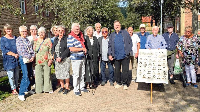 Samma dag som barnen födda 2017 började ettan på Jonsereds skola, så hade 16 före detta elever (födda 1947) återträff – för prick 70 år sedan började de i klass 1 på samma skola.