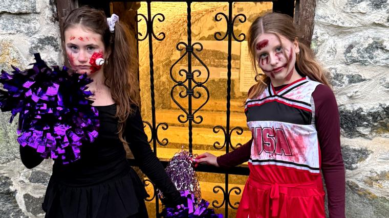 Lo och Alice försökte locka in Lokalpressens utsände till jordkällare i käcka cheerleadingdräkter, men det blev inget med det trots att de sa att de var helt ofarliga.