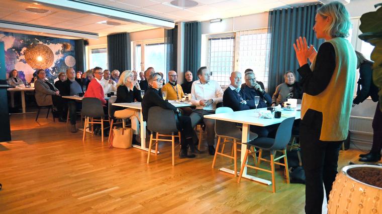 ”Frukostarna skapar en bra dialog mellan kommunen och företagarna. Här är det lätt att ställa en fråga direkt till en politiker, tjänsteman eller företagarkollega”, säger Helena Alterby Nordström, näringslivschef i Härryda kommun.