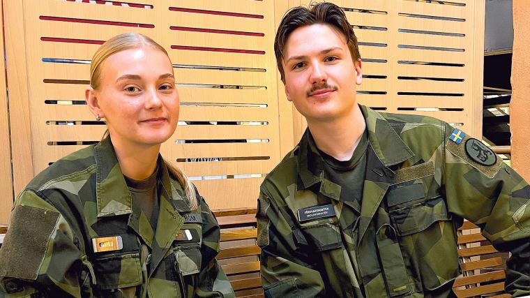 Försvarsmaktens skolinformatörer Vendela Ahlström och Madis Ahlstedt.