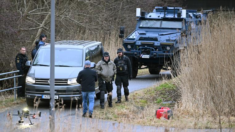 Ett skarpt föremål hittades vid Säveån i Partille och bombskyddet kallades till platsen.