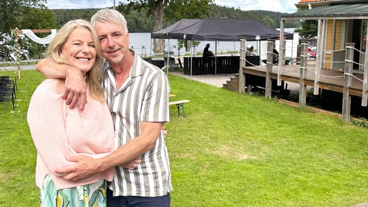 Monica och Christian har drivit Sjölyckan och precis som kvällens brudpar är de fortfarande nyförälskade efter snart åtta år tillsammans.