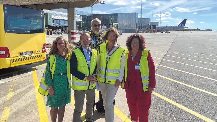 Anna Strömwall (flygplatsdirektör), Tomas Eneroth (S), Patrik Linde (S), Helena Wiberg Klint (Swedavias chef för arbetsmiljö och klimat) och Kristin Arplöw (S) under onsdagens besök på Landvetter flygplats.
