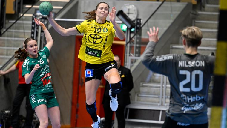 Olivia Mellegårds skadar sig i samband med ett kantavslut. Detta kan vara landslagsstjärnans sista handbollsmatch i karriären.