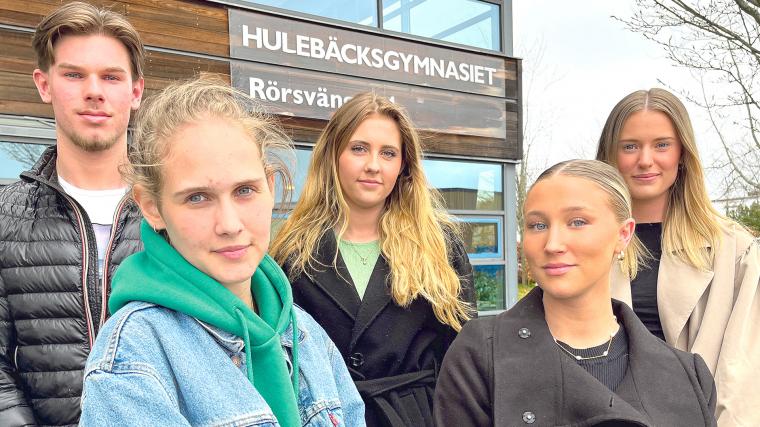 Jesper Lantz, Amelie Hagberg, Freja Benjaminsson, Emma Krantz Bjureberg och Fanny Nordberg läser tredje året på Hulebäcksgymnasiet och är nu i final i skol-SM i juridik.