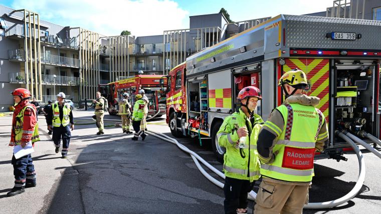 Larmet inkom 09.33 imorse, cirka en timme senare var branden släckt i lägenheten på andra våningen.