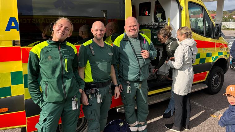 Ambulansen var på plats under sin rast innan de fick åka på larm. VUB-studenten Ronja tillsammans med Mikael och Anders från Ambulansen i &Ouml;jersjö.