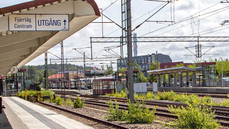 Tillsammans med flera kommuner efterlyser Västra Götalandsregionen åtgärder för att minska trängseln på sträckan Alingsås–Göteborg. I Alingsås hoppas man att nya spår utanför staden kan bli verklighet.