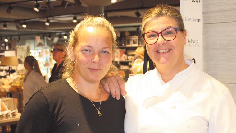 Huvudansvarigt cafébiträde på Systrarna Fasth, Annika Johansson, och ägare Sandra Fasth utanför Inreds nuvarande lokal i köpcentrumet.