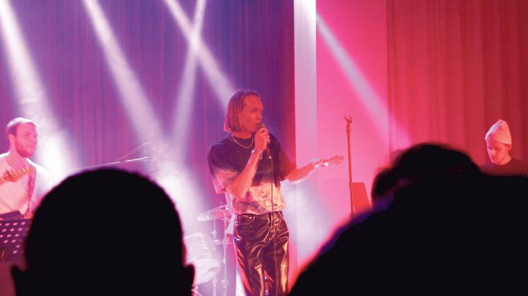 I lördags spelade Sebastian ”Astian” Södergren från Mölnlycke på Skeppet. Det var popartistens första stora spelning efter att tidigare bara kört en låt eller två på scenen.