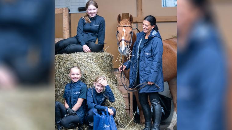 På bilden är Josefine Wallander, Linda Lilic, Lovisa Sprengel, Lily Oresten och ponnyn Ewelin.