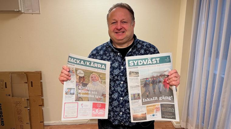 Ansvarige utgivare Jan Larsson med de rykande färska tidningarna Lokalpressen Backa/Kärra och Lokalpressen Sydväst.