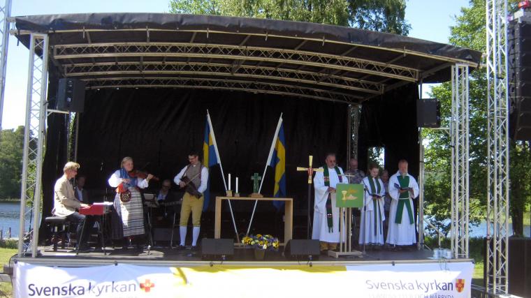 Tre musiker och tre präster fanns på scenen under nationaldagsgudstjänsten.