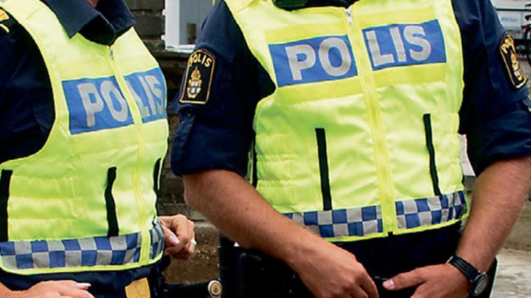 När polisen kom till bussterminalen i Mölnlycke kunde man gripa två personer.