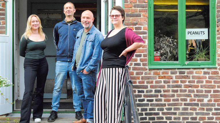 Praktikant Leone Gynning, Martin Karlsson, Markus Eriksson och Lisa Harald utanför kontoret i Tollered.