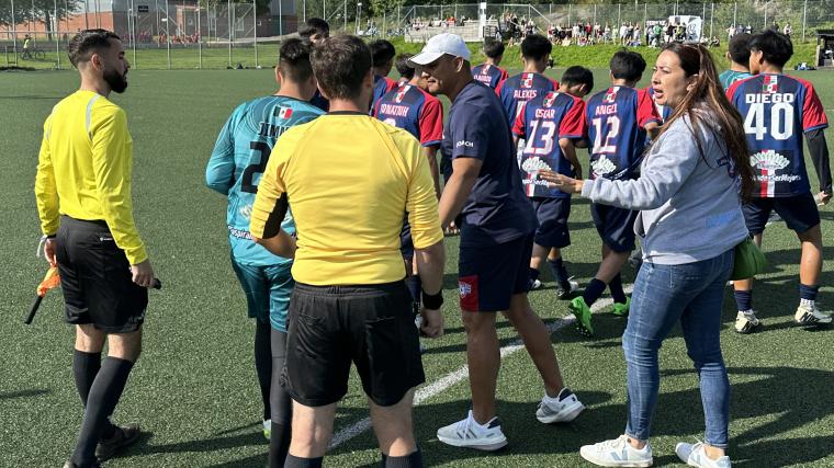 I Paus försökte Atletico prata med sin utvisade tränare men blev snabbt tvingade att gå tillbaka till sin avbytarbänk.