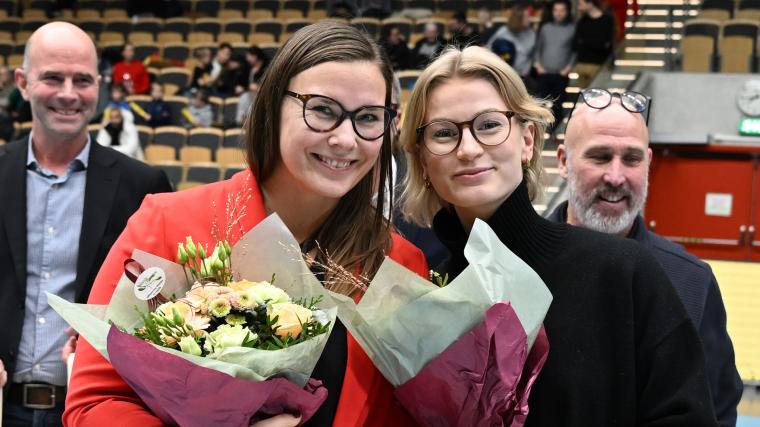 Sofia Blomgren och Klara Moberg tog emot priset för Partille SC. För SM-guld inomhus dam, utomhus dam, utomhus herr.