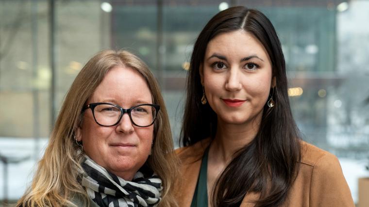 Karin Nystås och Sofia Hindhammar arbetar till vardags som skolkuratorer och är nu aktuella med nya boken “En transinkluderande skola”.