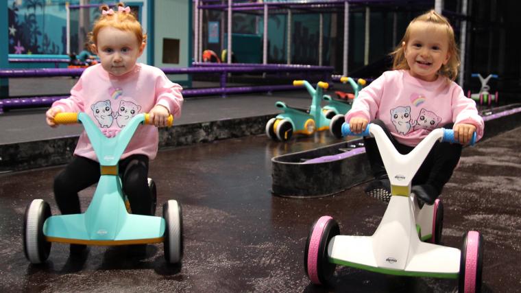 Kusinerna Signe Akyol och Nina Mesiah cyklade, byggde, hoppade, åkte rutschkana och körde bilar under smygpremiären av Jumpy i Nya Hovås.