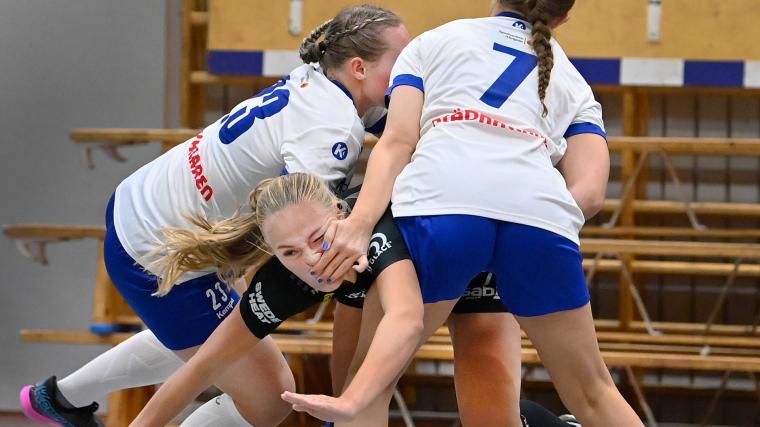Handboll är en tuff sport vilket Elin Heikka fick uppleva när Elin Hansson och Louise Hallkvist stoppade henne i ett anfall.