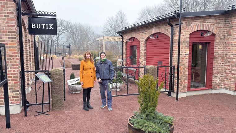 Kristina Svensson och Björn Hesse hälsade alla gäster välkomna till invigningen av de nya delarna av Jonsereds trädgårdar.