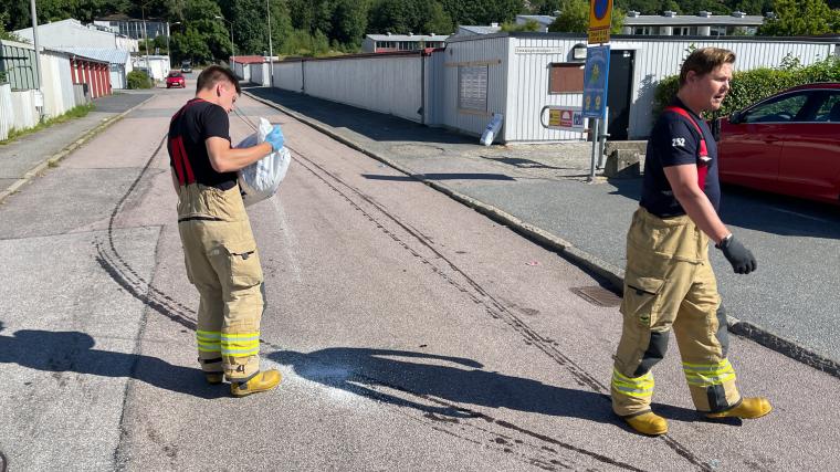 Brandmännen från stationen i &Ouml;jersjö fick rycka ut för att sanera gatan.