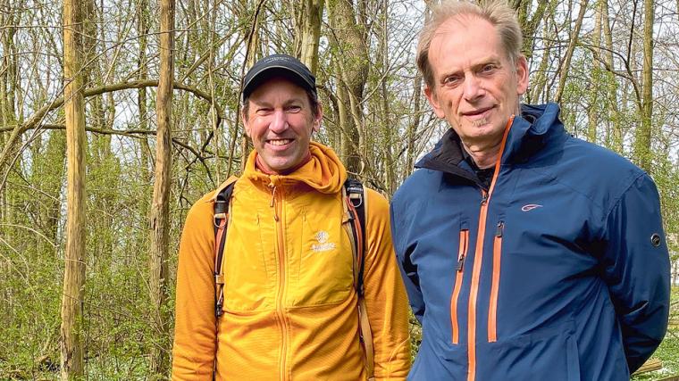 Mikael Svensson och Claes Olsson vid Rya skog under vitsippshögtiden. De blommar inte längre men naturreservatet är ändå ett av många natursköna Hisingstips för sommaren. I övrigt tipsar författarduon bland annat om salta bad, ruiner, jordgubbsplock och utsiktsplatser.