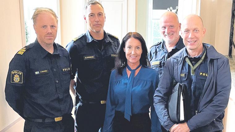 Från vänster: Fredrik Boström (lokalpolisområdeschef), Martin Svedberg (polis), Marith Hesse (kommunstyrelsens ordförande), Robert Björklund (kommunpolis) och Jens Sjöstrand (vice lokalpolisområdeschef) i samband med mötet på \