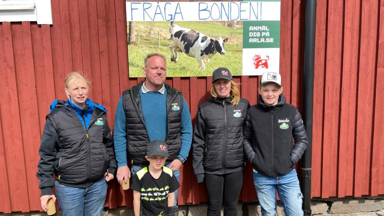 Från en gård utanför Lysekil kom Sandra, Daniel och sonen Gustav och från Kilanda Säteri kom Tina och sonen Vilde för att hjälpa Arla med logistiken under dagen.