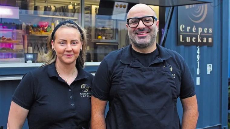 Sophia och Faraz Hallberg driver nu Crêpesluckan i Stenkullen. Här serveras crêpes av både den söta fika-varianten såväl som matigare lunchalternativ. Det finns även andra bakverk.