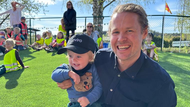 <br />Theodor gjorde sin första dag på förskolan och tog med sig pappa Mikael som trygghet. Att springa tyckte han var riktigt roligt.