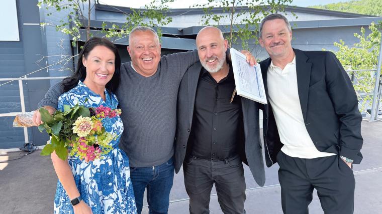 Peder Wester mottog priset av Marith Hesse (till vänster), Thorbjörn Carlsson (tvåa från höger) och Bengt Randén (till höger).