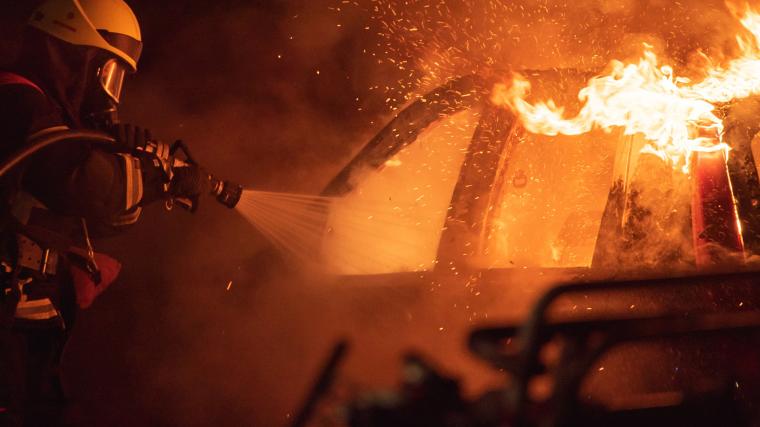 Räddningstjänsten fick rycka ut och släcka en bilbrand i Härryda under natten.