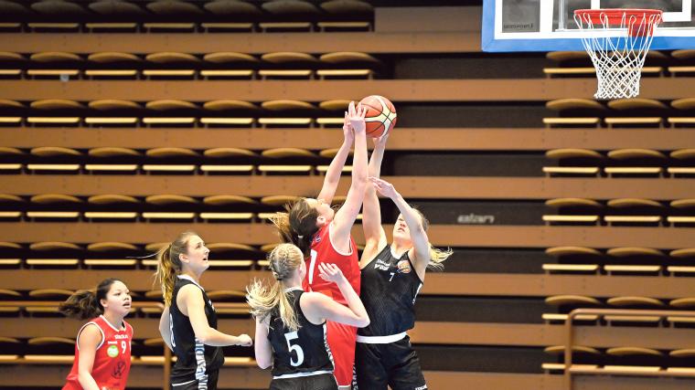 De svartklädda Lerumsspelarna Linnea Herkel, Maja Svensson och Johanna Edgren spelar försvarsspel under matchen mot Högsbo i Lerums Arena.<br /><br />