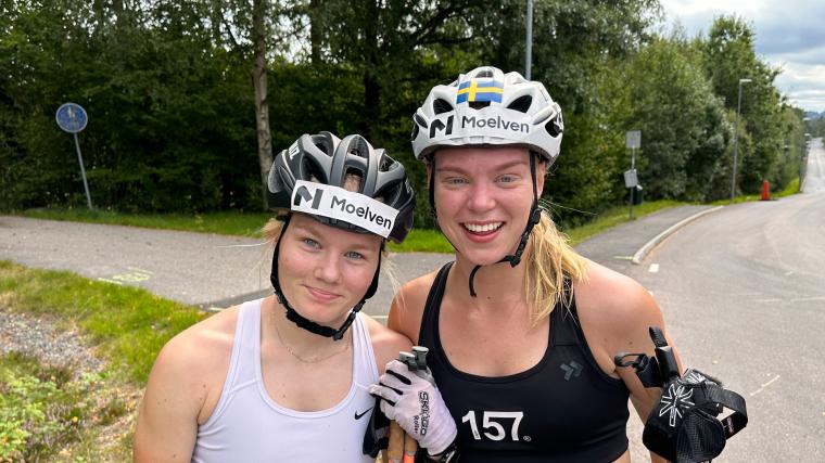 Segraren Anja Stolpe och Linnea Johansson efter målgång i den individuella starten. Två timmar senare var det dags att åter ta sig upp för backarna till Kåsjön.
