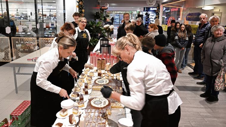 Solkattens 50-årsfirande sparkades igång med jubileumstårta signerad Kaffedoppet, besökarna lät sig väl smaka.