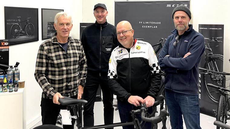 Anders Adamsson (Cykelradion), Rickard &Ouml;lander (Meter Bikes), Tomas Jennebo (Cykelradion) och Linus Lindgren (Meter Bikes) vid en tidigare poddsändning i Hedefors bruk där cykeltillverkaren håller till.