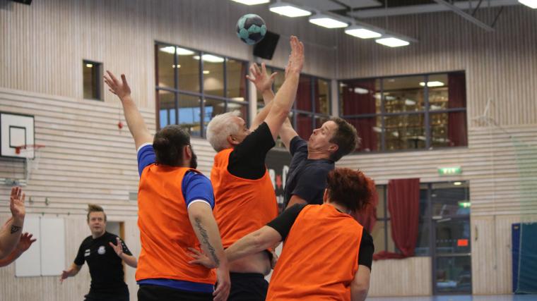 Ledarhandboll där viljan kanske överglänste kondition och smidighet.