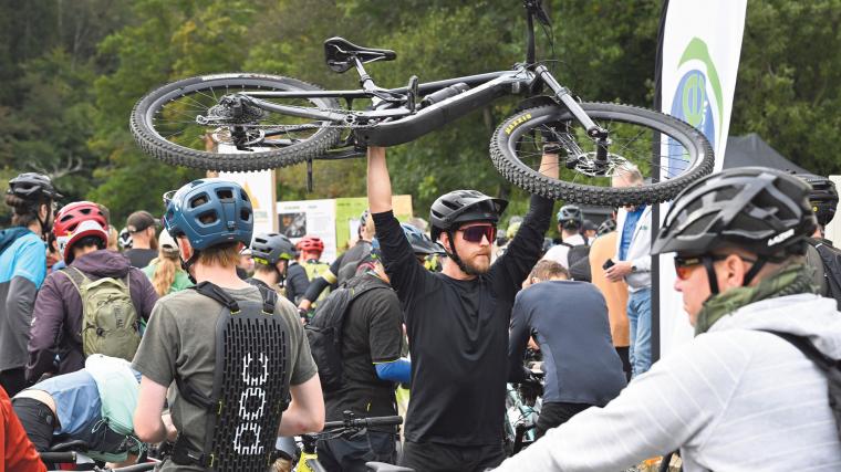 Cirka 400 cyklister deltog på den första upplagan av Floda MTB-festival som hade Garveriet som samlingsplats.