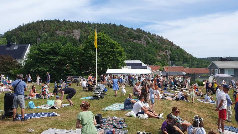 Helt fullt vid lekplatsen när närmare 400 besökare hade kommit för att dansa kring stången på midsommarafton.