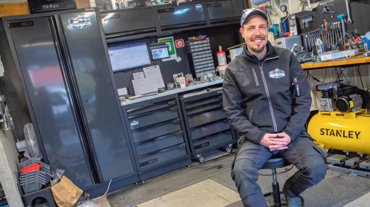 Niclas Karlsson driver sedan ett år tillbaka verkstaden ”Niclas garage” vid hemmet på Topasgatan i Alingsås.