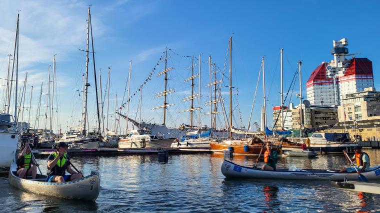 Läppstiftet, operan, Karlatornet är några av Göteborgs kända byggnader du ser nere i hamnen.