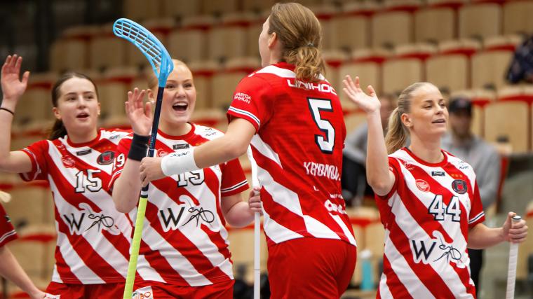 Glada lagkamrater gratulerar Eliska Krupnova efter hennes fina hattrick i matchen mot FBC Kalmarsund.