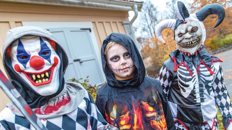 Clownen Liam, skelettet Olle och gycklaren Alexander ser fram emot kvällens fest.