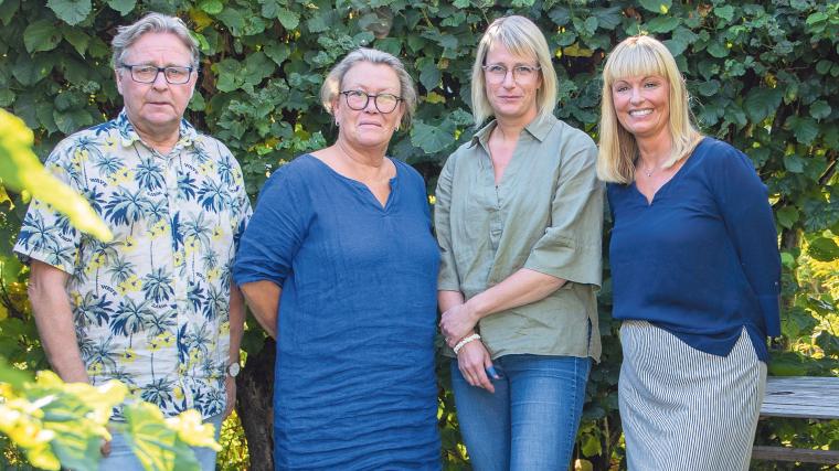 På bilden syns Henrik Wahlin, stödassistent, Nina Hammarstrand, stödassistent, Josefine Werner Alm, verksamhetssamordnare, och Johanna Elmenhoff, enhetschef.