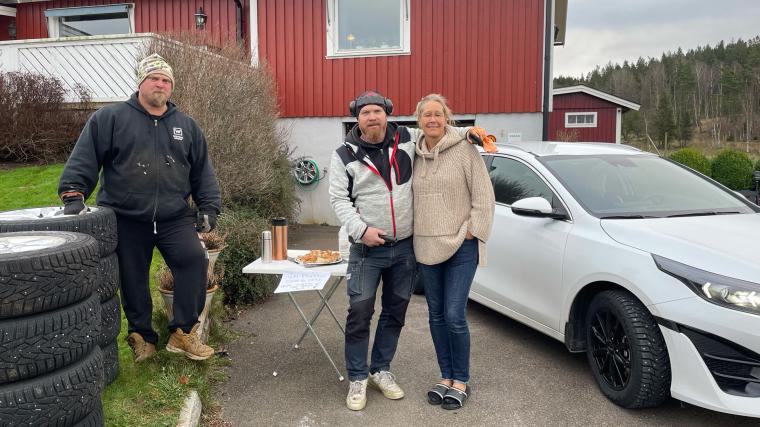 Thorbjörn Andihn, Janne Eriksson och Jenny Törnqvist är redo för att hjälpa både ALS forskningen och dig att byta däck. Totalt har Janne nu fått in 8800 kronor.