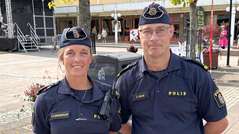 Kommunpolis Conny Holm tillsammans med kollegan Caroline Lansefeldt från ett tidigare evenemeng på Bagges torg under hösten.